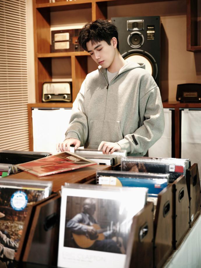 陈飞宇身着西装，妥妥的daddy风范拉满！身材被衬得笔直修长，硬朗轮廓超吸睛，宽