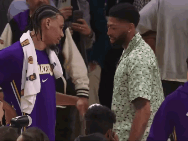 浓眉：兄弟们你们都等着我，明年我就底薪来跟你们继续开创大业了。
我特意查了下浓眉