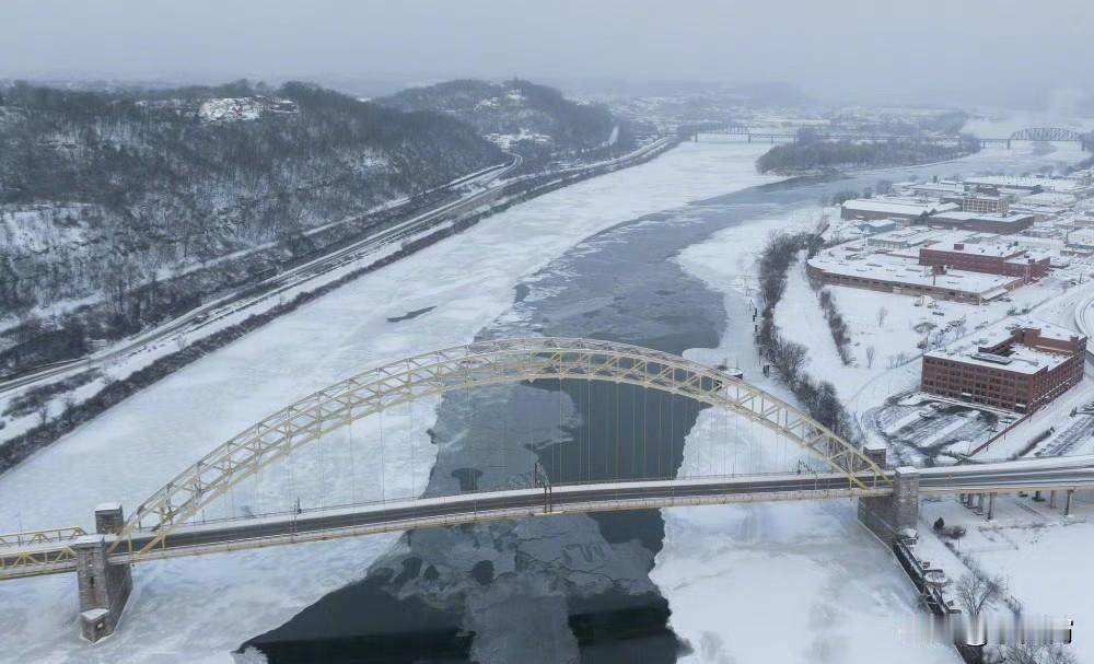 席卷美国的物理斩杀线来了，路有冻死骨，在美国这一刻具体形象化了。大部分地区的持续