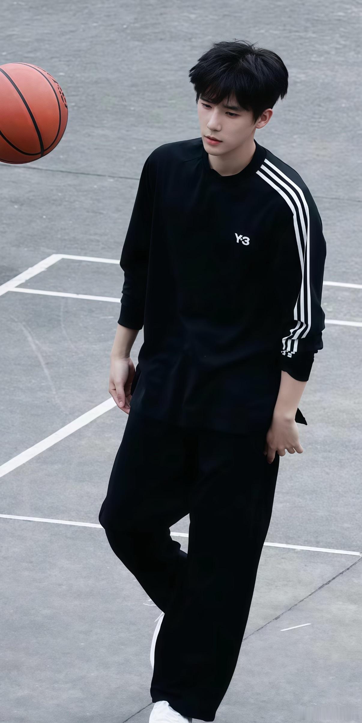 易易紫曝王安宇私下很乖敏感喜欢内耗的男孩怎么可能不乖呢，从花少五就能看出来他乖了