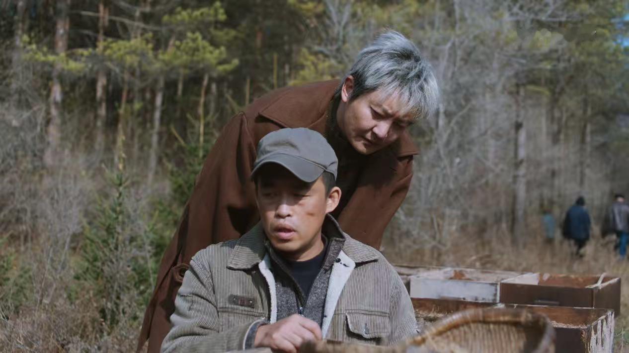 《老舅》最搞笑一幕出现了。

那就是老舅和社会人狗肠子的缘分。

当年老舅和狗肠