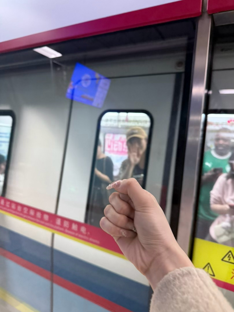 笑的我想死广州这个地铁关的好突然 我朋友上去了我还没…笑疯了 