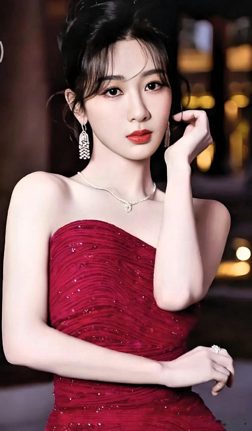 32岁的杨紫官宣新剧《玉兰花开君再来》，这部剧改编自上海锦江饭店创始人董竹君的生