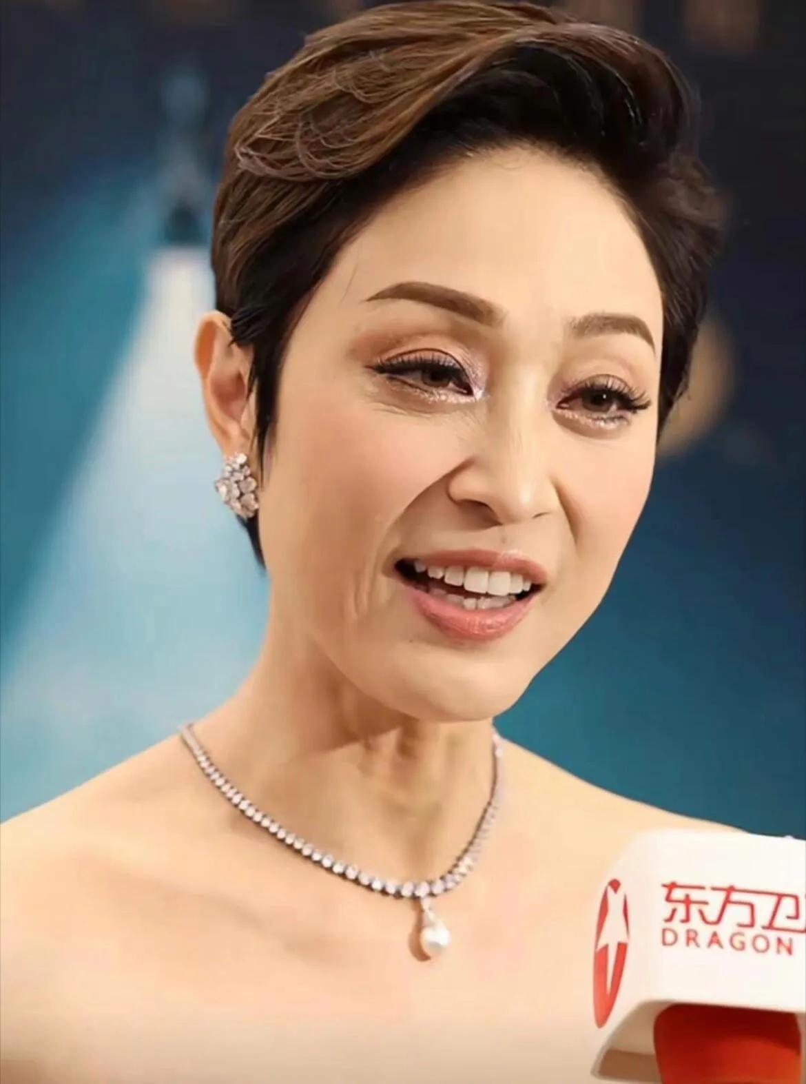 这竟然是58岁陈法蓉，满脸细纹却依然神采奕奕，自然老去才高级！