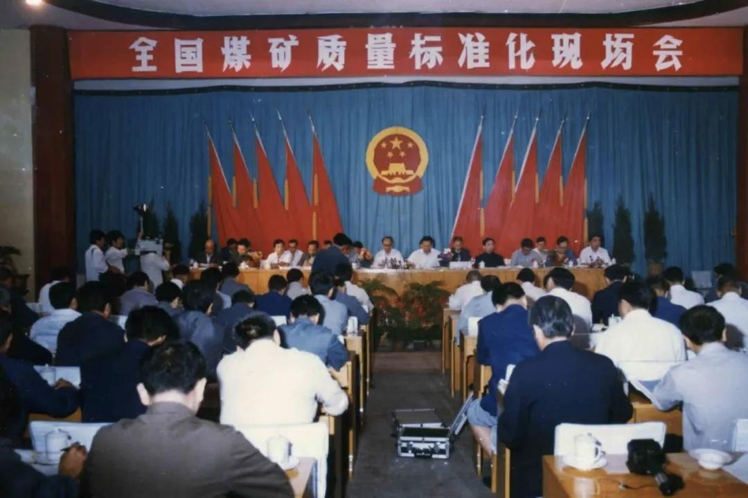 1986年原山西省委书记当时的煤炭工业部长胡富国来到肥城矿务局，推开了全国煤矿质