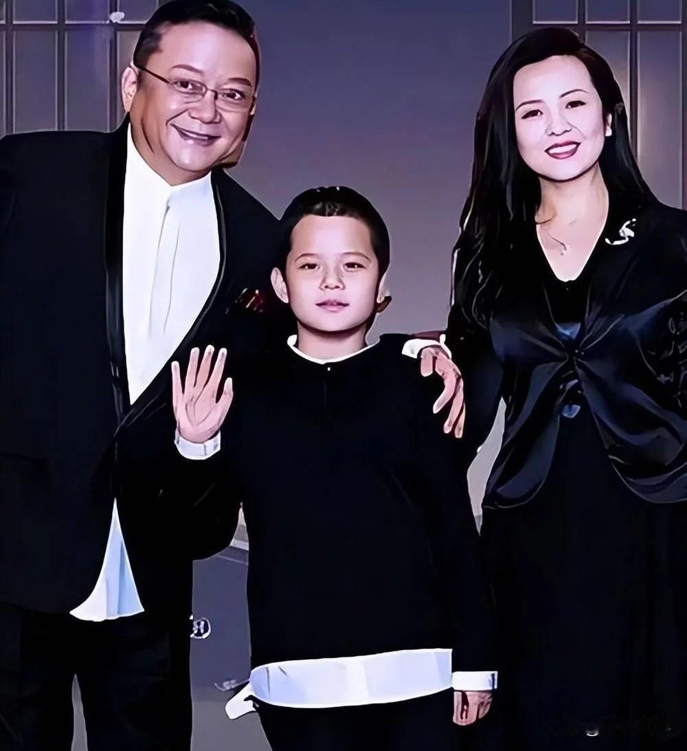 基因好，还特会生，模样像妈妈，声音，口才像爸爸。接生的护士说，哭声太响亮，说不上