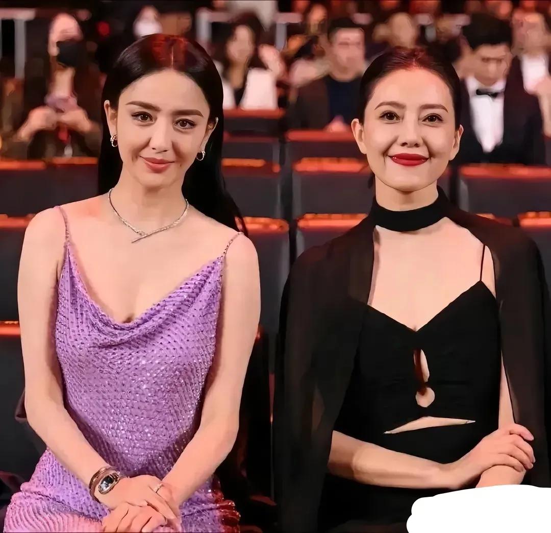 高圆圆佟丽娅合影，一个穿黑色霸气似女王，一个穿紫粉色甜美像少女！
两大美人同框，