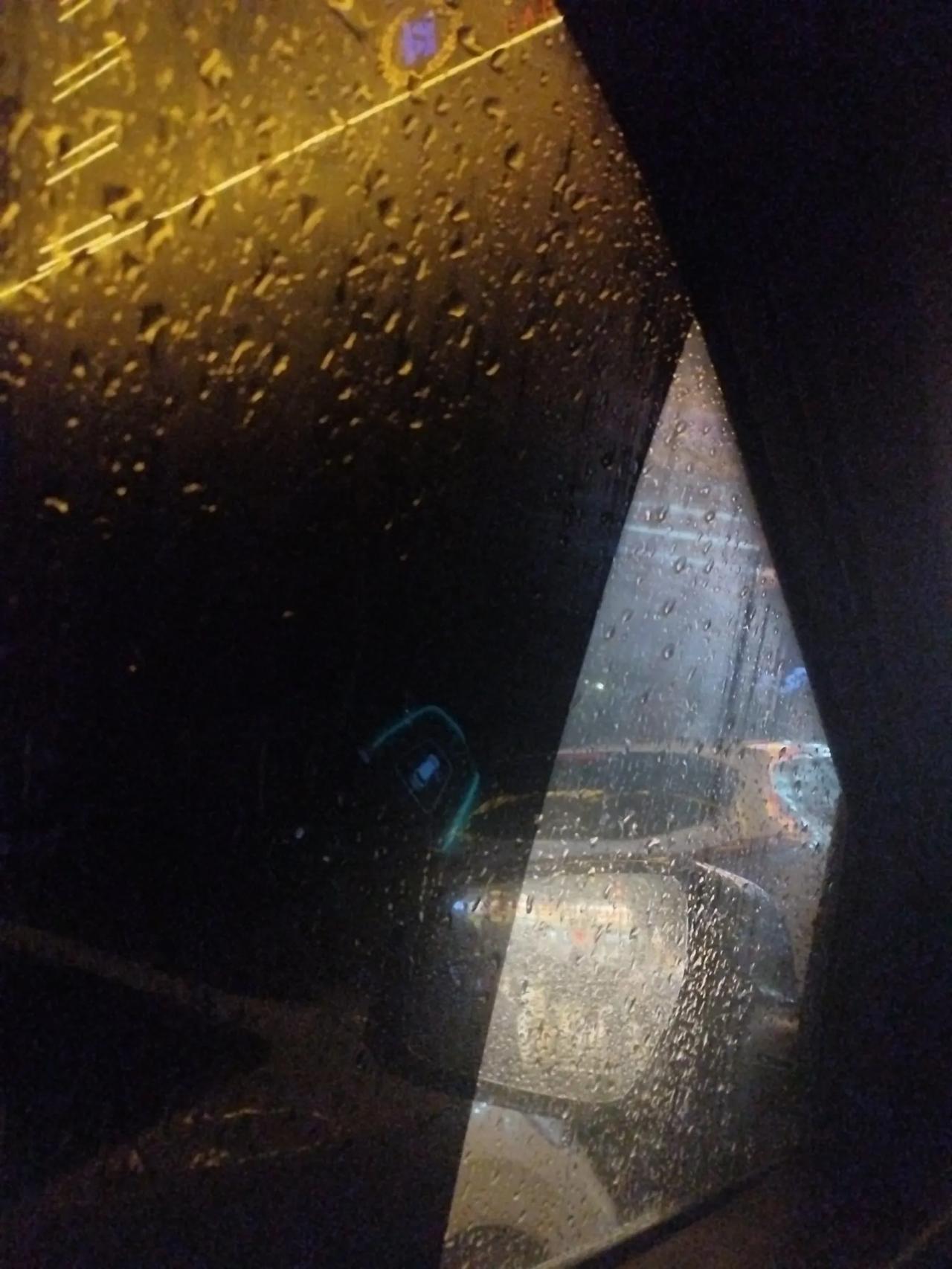 当最后一抹晚霞悄然隐退，夜幕如同一张巨大的绒毯，轻柔地覆盖了整个城市。我，踏上了