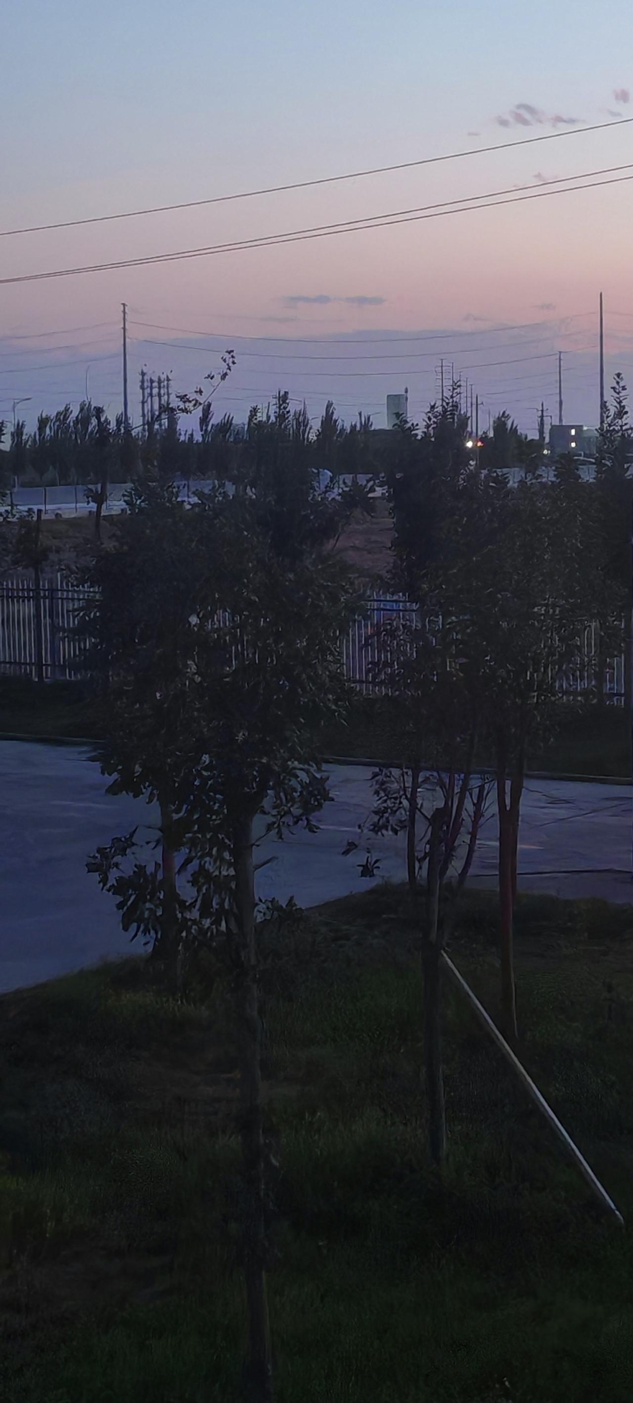 晒图笔记大赛在夜市下我拍了厂外夜景，好像庄说你安心睡觉，我给你站岗