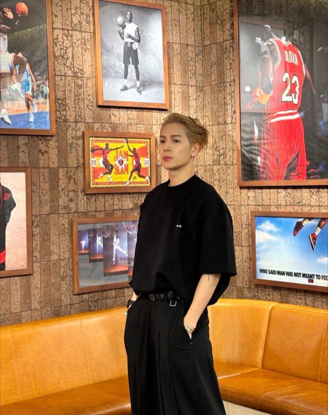 巴黎街头的可爱天花板！王嘉尔抱小熊的画面萌到犯规，气场与萌感并存，嘴上说不可爱，