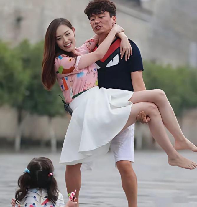 王宝强和前妻VS他和现任女友
我发现一个很有意思的事情，他现任女友胖了好多啊，非