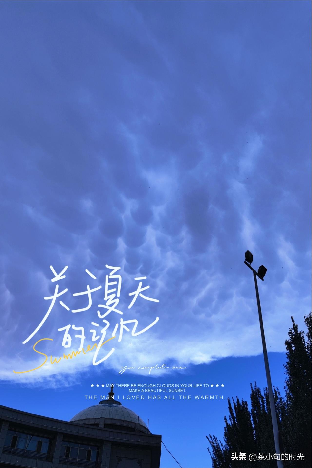 奶奶在院子里晒被子，
孙子在旁边玩。
…………
孙子问：“奶奶，为什么要把被子拿