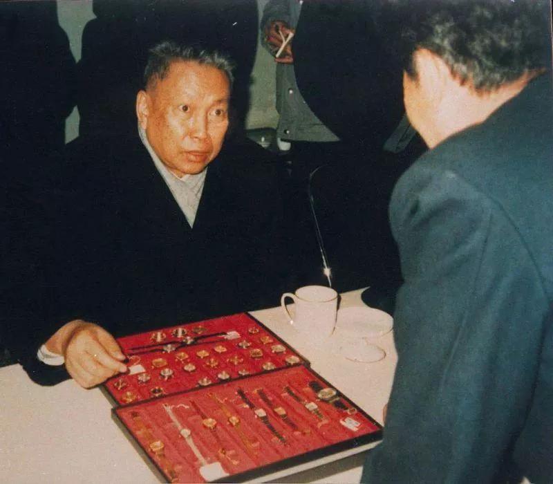 这是我在知乎看到的相片，网友说这是1988年波尔布特在某国给他的年轻漂亮老婆买手