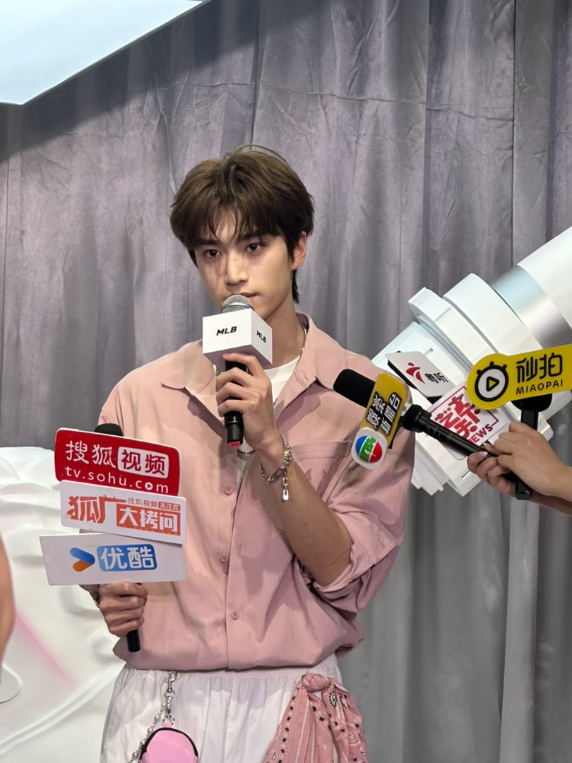 张康乐粤语饭撒 张康乐一开口说粤语我整个人都酥了。那个调调那个语气，台下尖叫声快