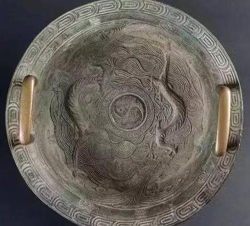 60年前，杭州的村民老张不慎跌入河滩时意外发现了一个铜盆，没有想到就在清洗的时候