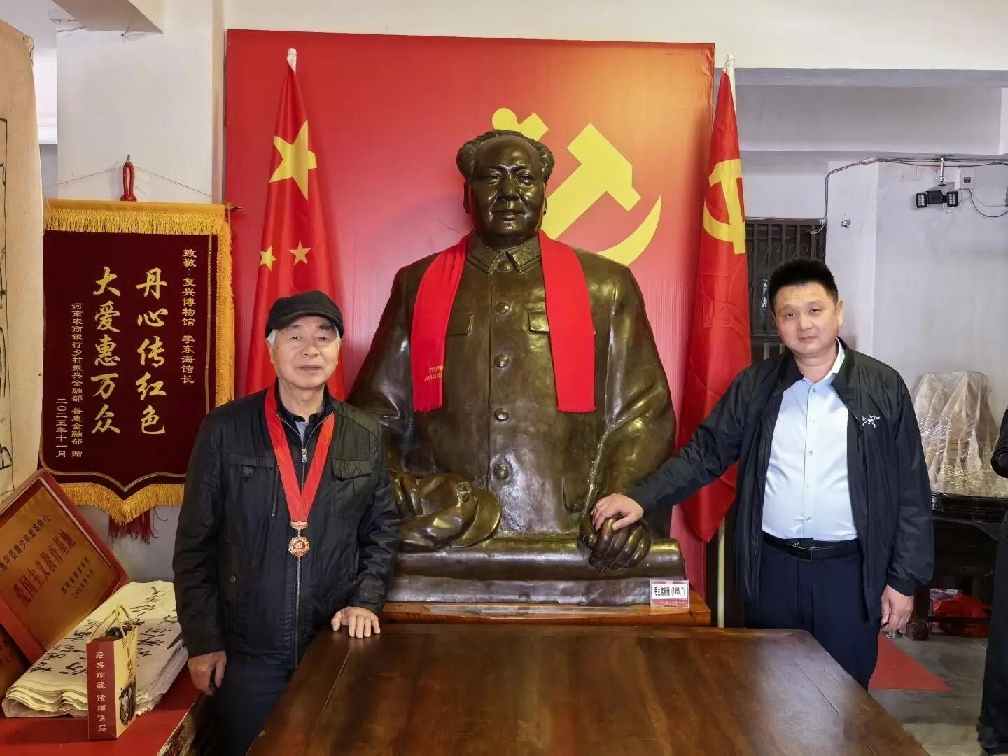 清明假期到复兴博物馆缅怀先烈  清明期间，社会各界人士到复兴博物馆参观红色文化，