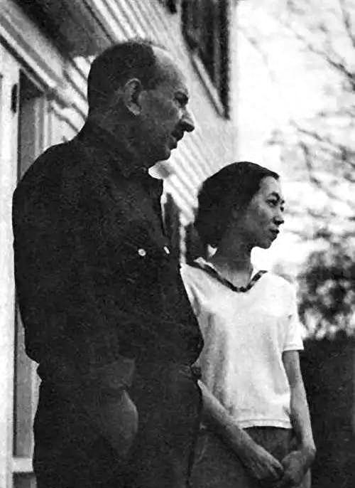 张爱玲1955年赴美后生活+离世情况
 
1、1955年远赴美国，全程漂泊异国，