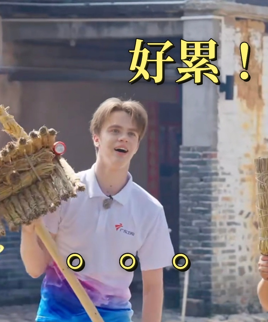 韶关 研学团体验韶关舞火龙开始即结束 还得是手艺人！俄罗斯籍青年阿罗上手操练非遗