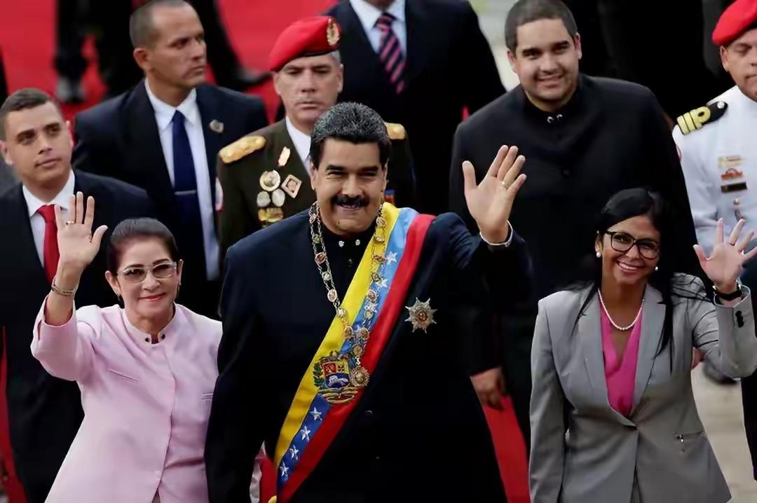 那年罗德里格斯陪在马杜罗夫妇身旁，他们三人行，笑容一致，一样的挥手致意，看起来一