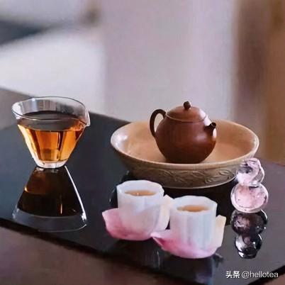 《茶时赋·青玉案》
人生若盏浮沉间，沸水注，意千般。青瓷慢煮光阴延。厚积消涩，静