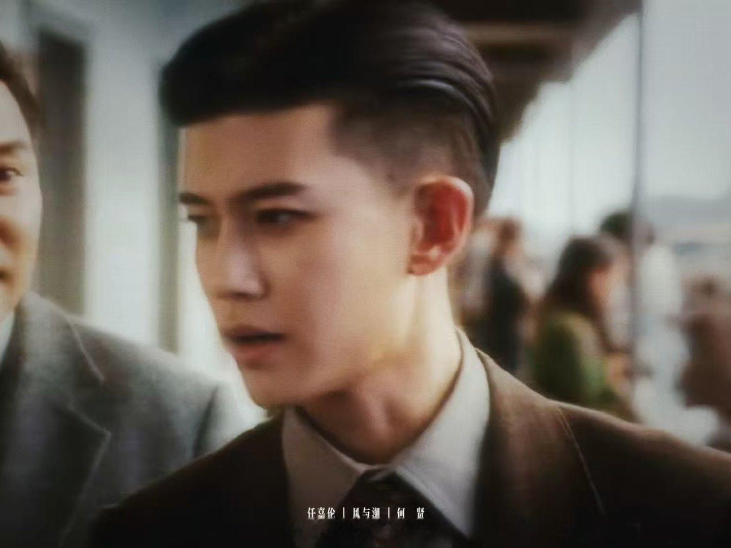 网友见面前先互相爆照有多重要花尾渡里一家人挤在狭小的空间，外面是嘈杂的码头和沉重