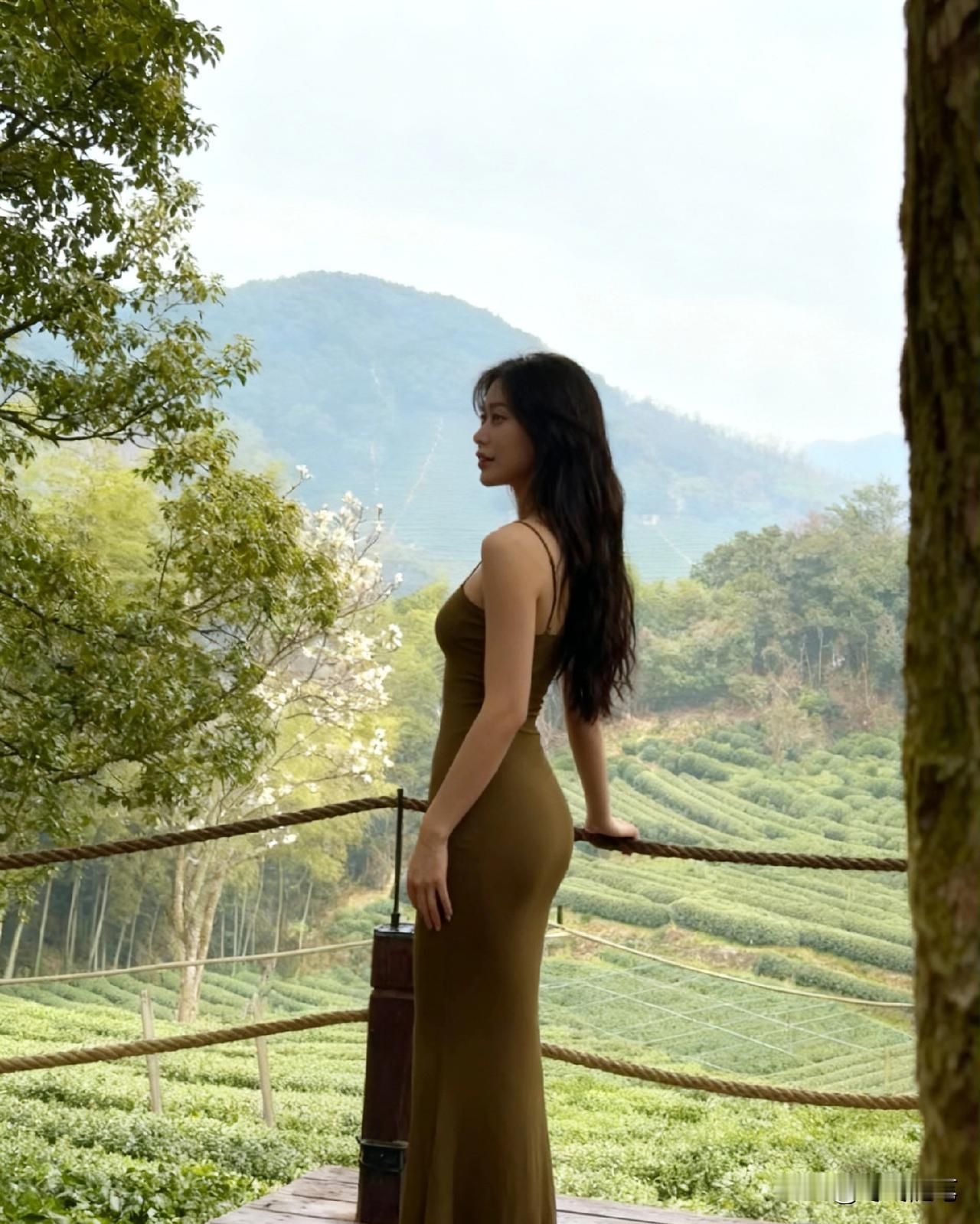 人民日报非常治愈的一段话：
终有一天你会静下心来，
像个局外人一样回顾自己的故事