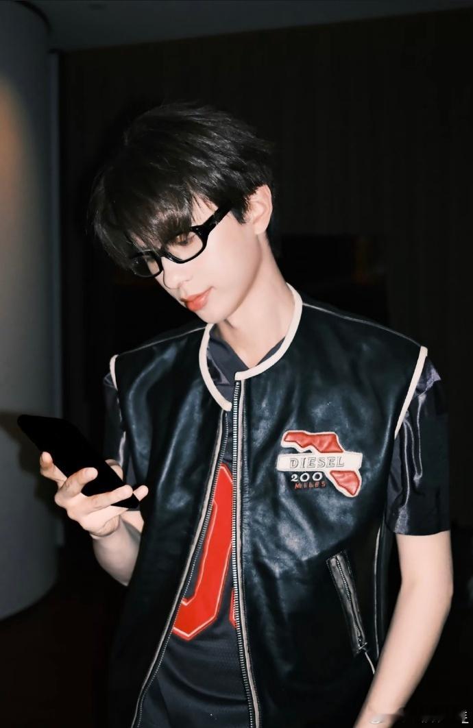 何浩楠新歌HOLDOUMEN 舞台上新歌首唱也太稳，HOLDOUMEN的节奏和歌