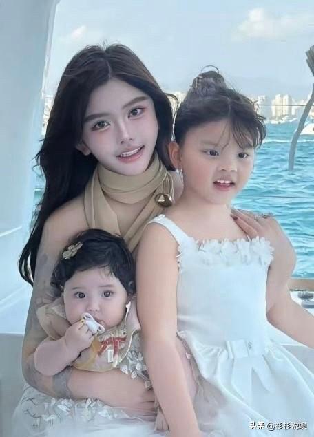 韩安冉又出来了。

结婚4次，离婚4次的她因为前段时间和第四任前夫在网上对骂，双