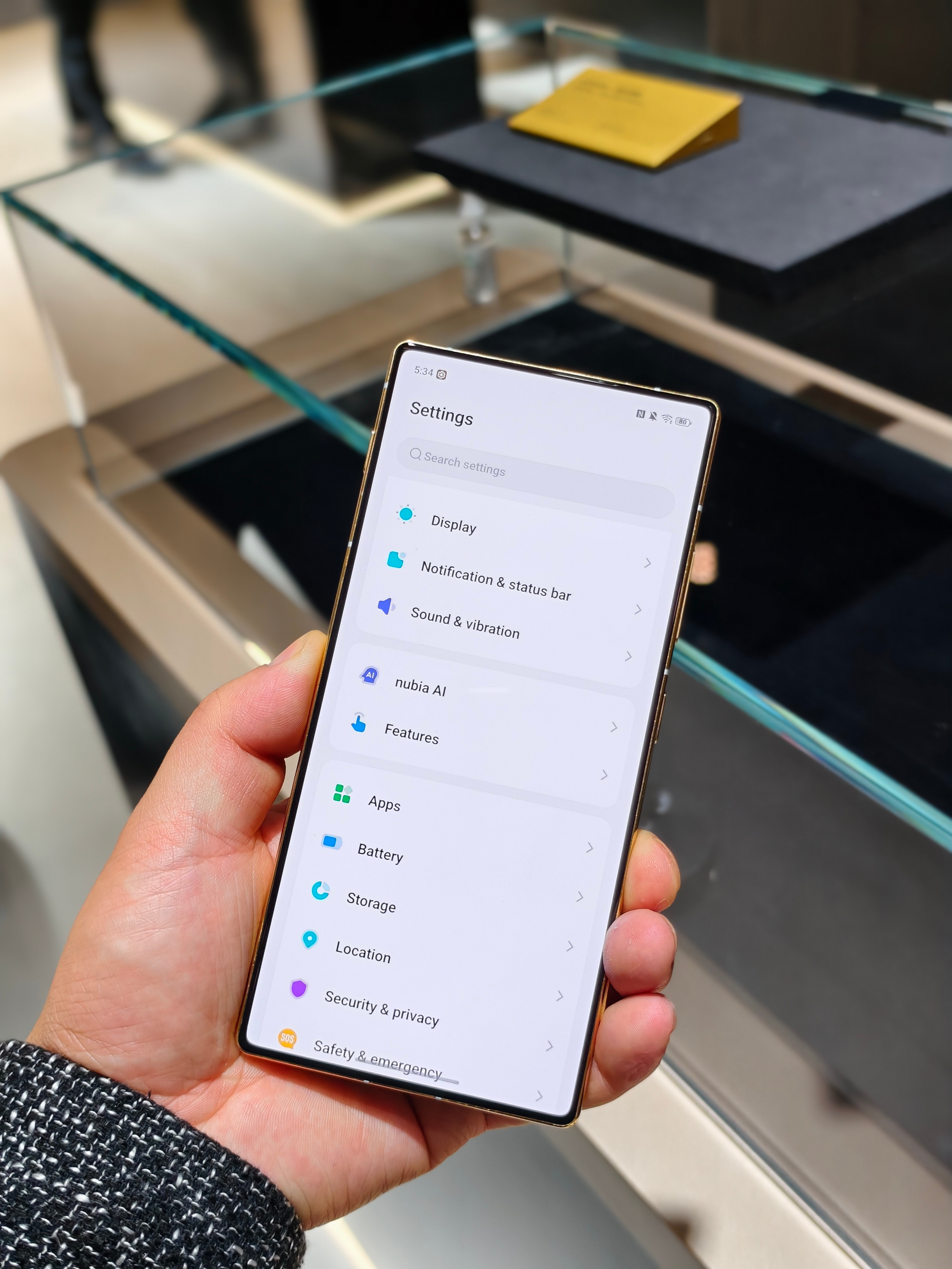 AWE2026 追觅展台人太多了，简单上手了一下追觅手机，真全面屏设计，背面设计