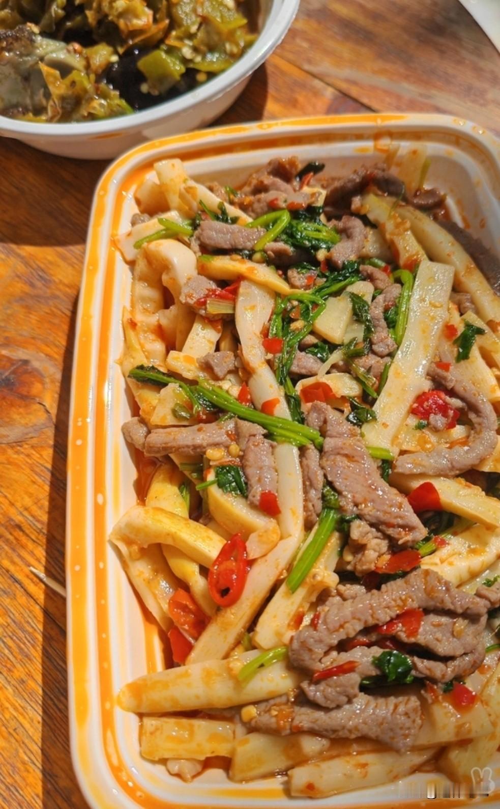 冬天本身自己也不愿意出门，所以说就选择在家点外卖，以这样的方式来缓解自己的这样的