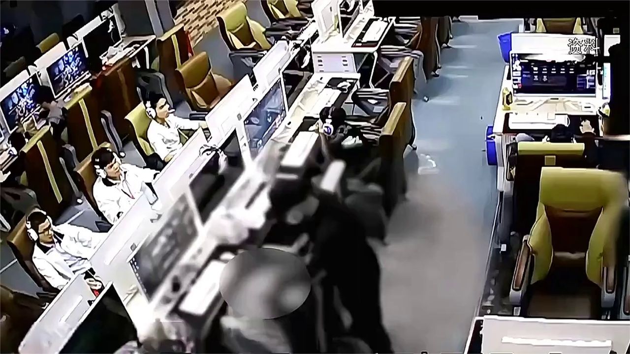 男孩被人砍死，凶手竟判无罪释放。法官：他没有违法，无罪释放。