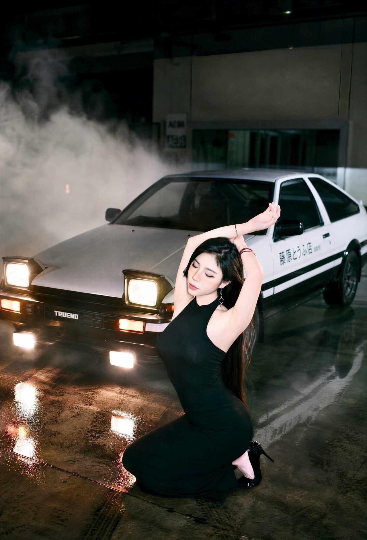 午夜引擎与肢体诗学
机械冷光切割水雾时，黑色裙摆正解构重力✨。金属肌理与肌肉线条