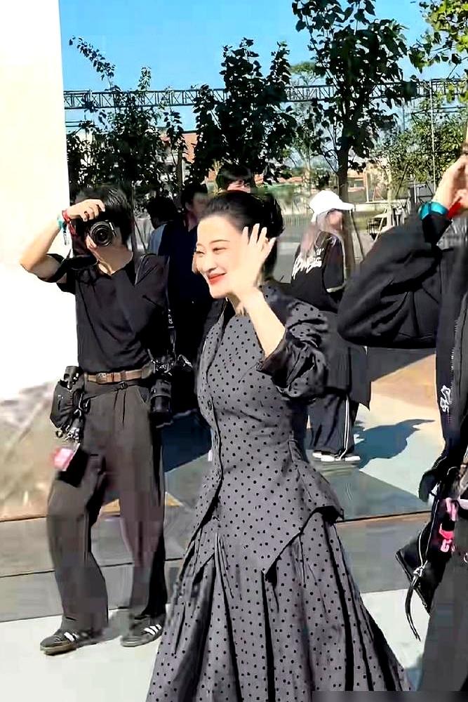 都说女明星一胖就完蛋，梅婷偏不信这个邪。
 

2016年，梅婷生完二胎儿子，在