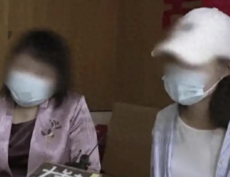 还没敬酒宾客就已经散场事件，涉事的新娘还不甘心，又拉出了摄影师为自己站台！
这起