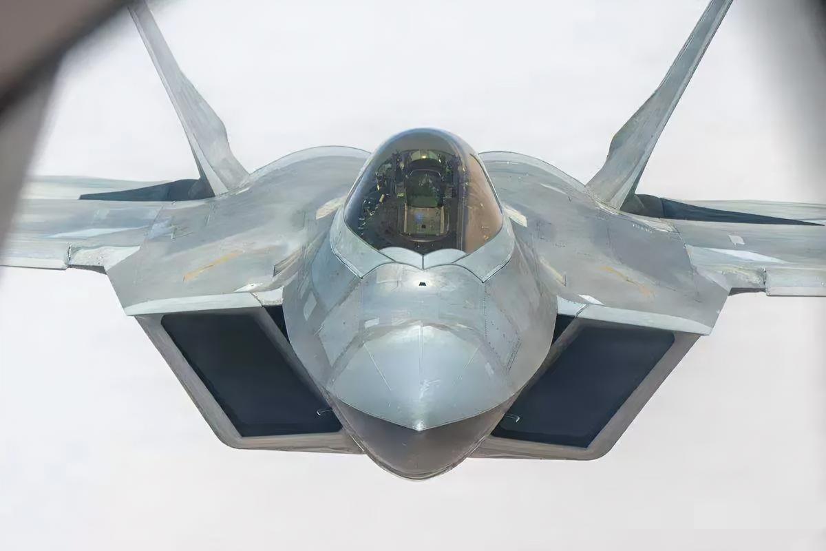 美军F-22现身中东空中加油，战略威慑意味明显。

5月27日，美国中央司令部放