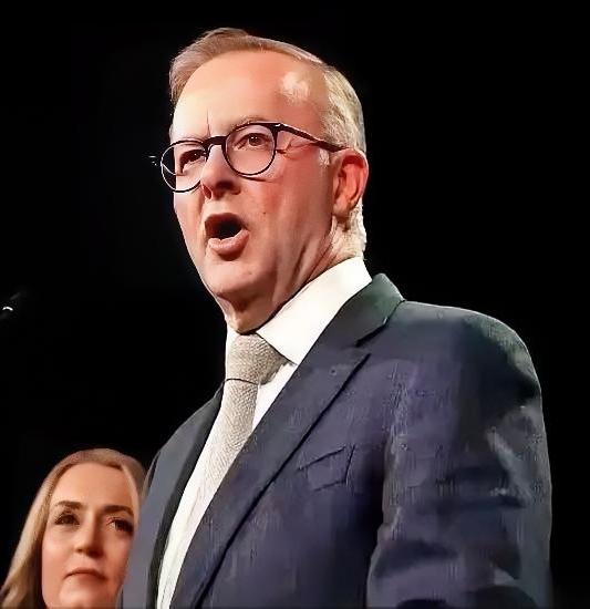 澳大利亚变脸速度比翻书还快！刚嚷嚷着要收回达尔文港，转头就单方面撕毁稀土合作协议