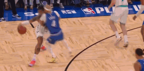 球队文化？布里奇斯趁乱给了贝恩一拳！
在今天NBA附加赛模式对阵黄蜂的第二节比赛