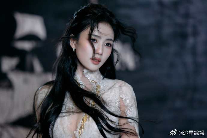 白鹿芭莎好大方白鹿真不把我们当外人白鹿负责大大方方，我负责斯斯哈哈。白裙镂空S，