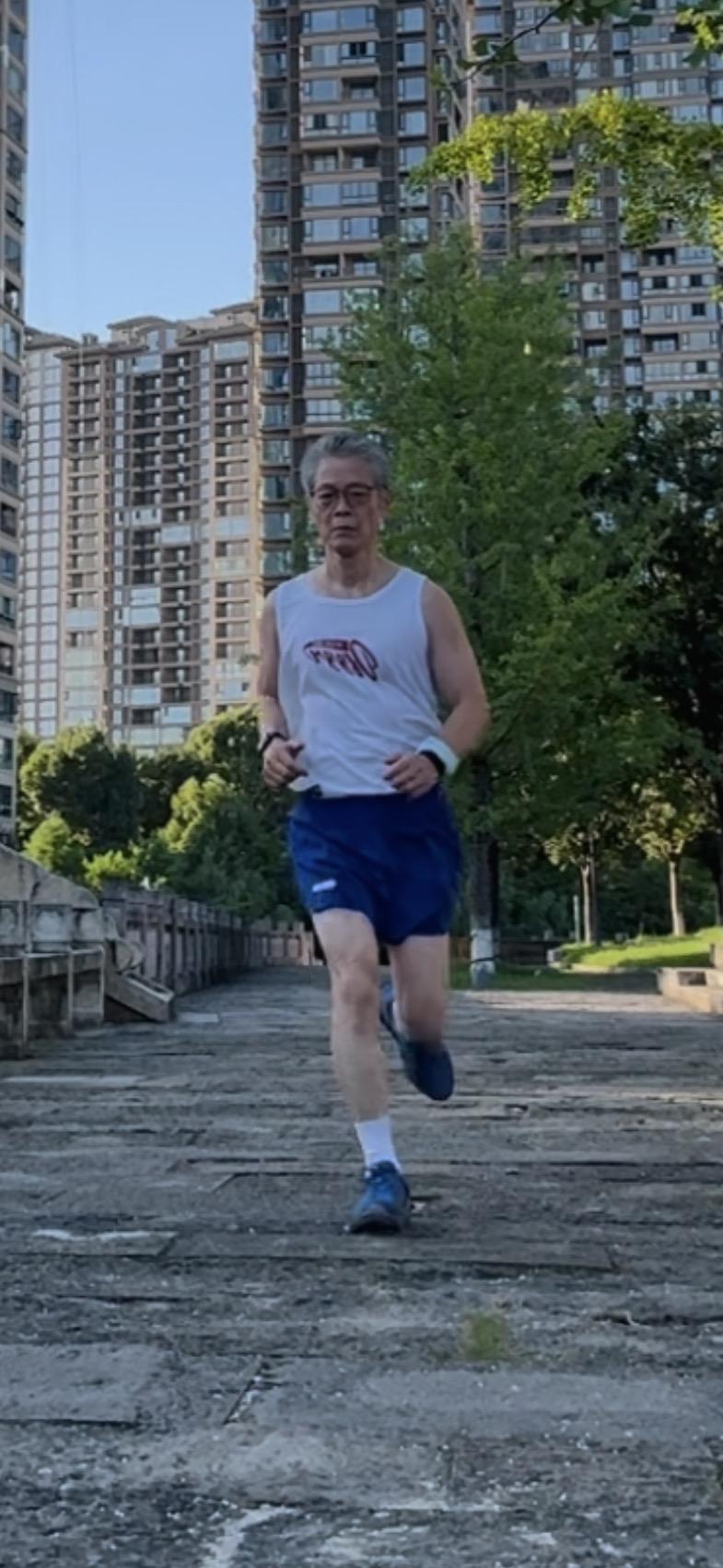 入伏第二天，清晨气温已然32度，5点准时出发，打卡12.12公里，配速631。