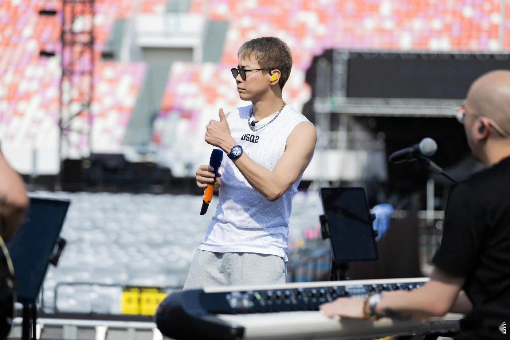 陶喆戴上太阳眼镜啦陶喆晚上再带给大家一点清涼 陶喆戴上太阳眼镜啦！陶喆还说晚上再