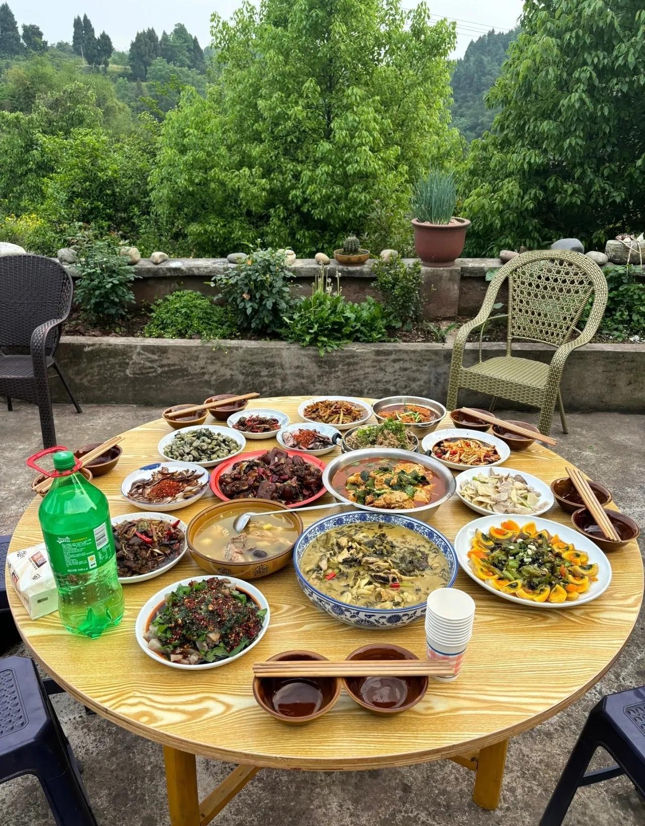 昨天和老公去乡下看舅舅，才真正明白：最贵重的待客，从来不是有钱，而是舍得。
 