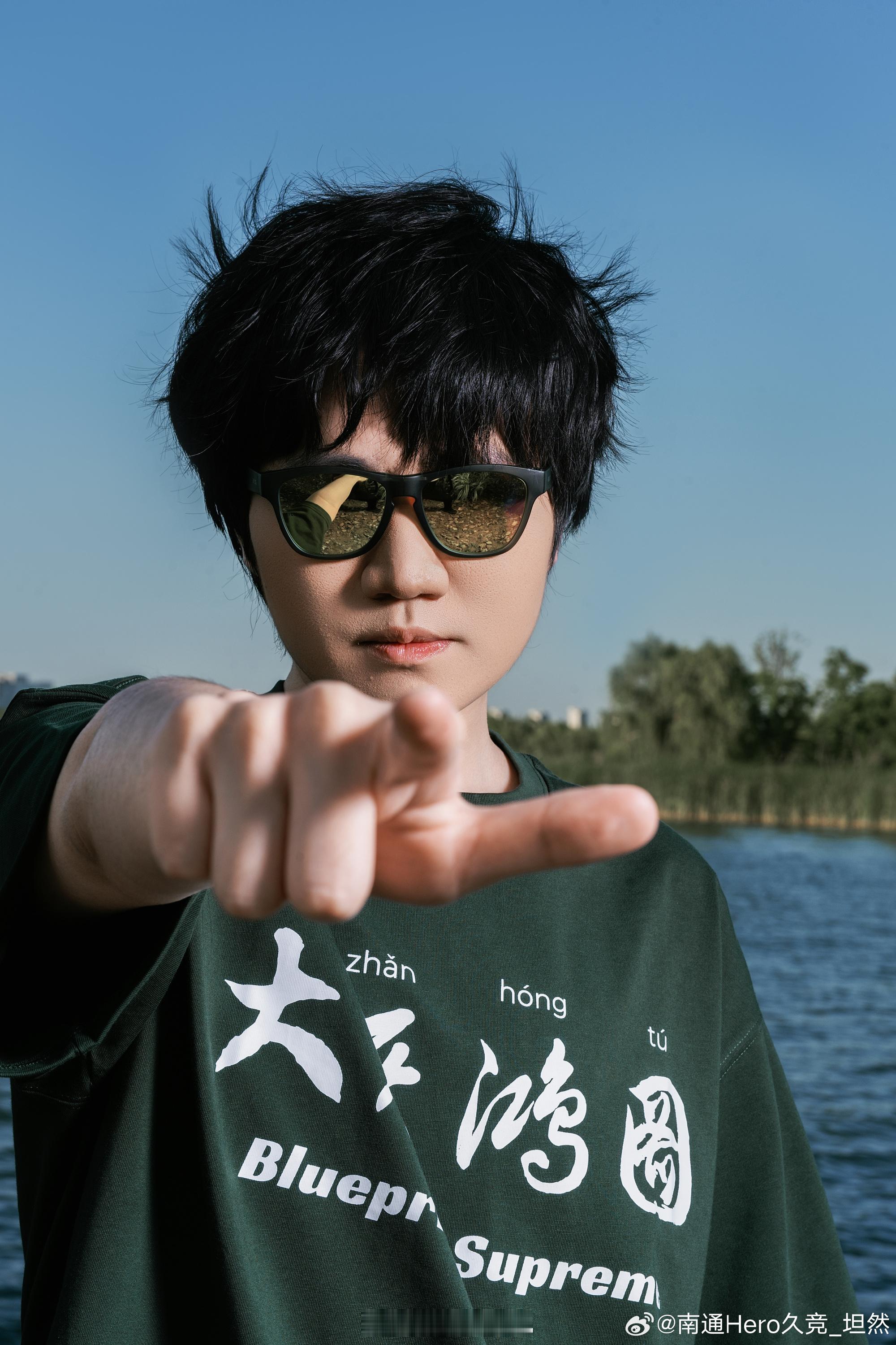 KPL大展鸿图有范电竞少年太帅了KPL 戴墨镜的帅菠萝