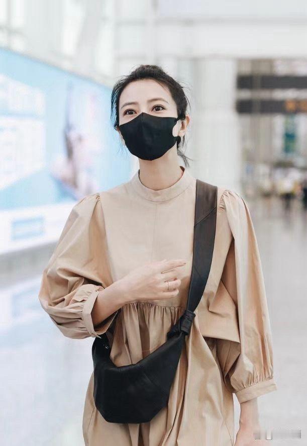 高圆圆看着真是太嫩了！穿杏色连衣裙扎丸子头，美回小姑娘样！ 