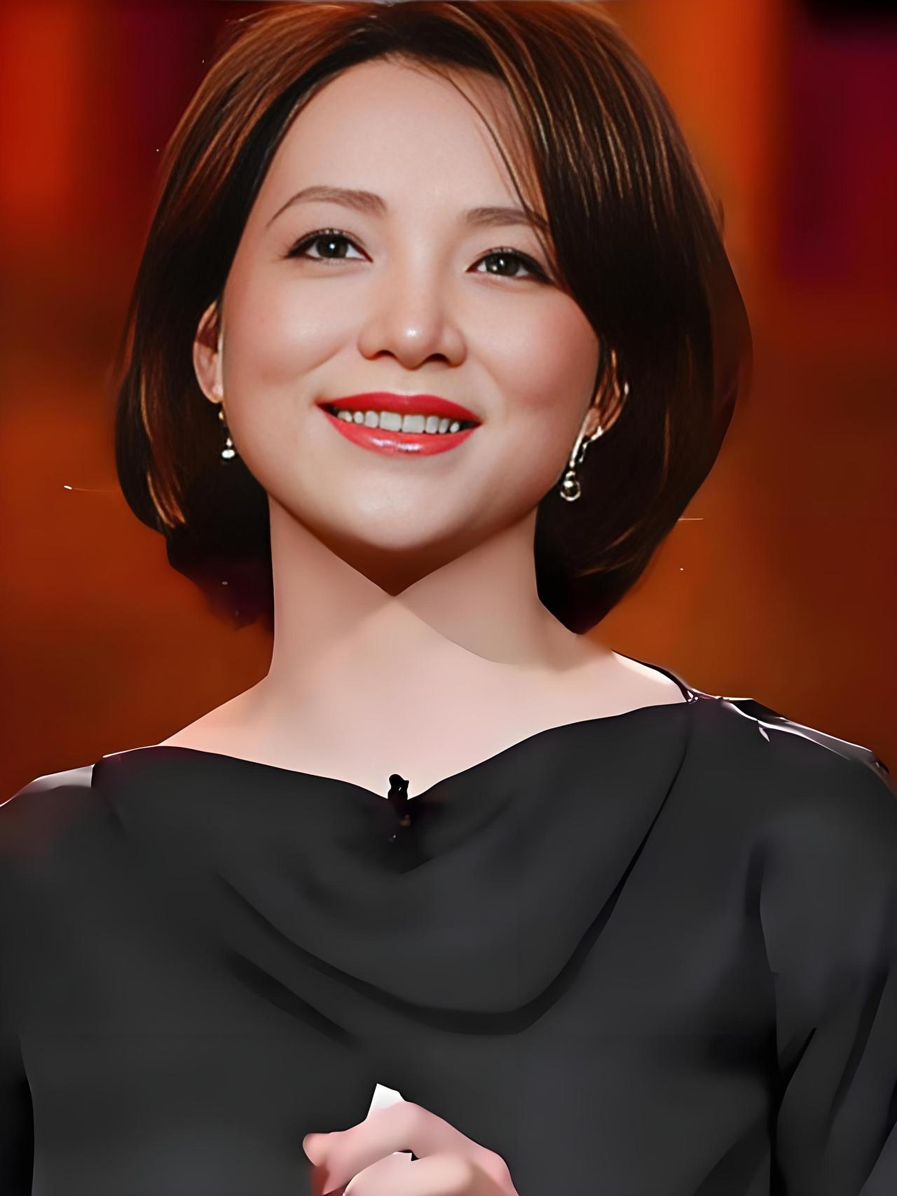 她一缺席，春晚的年味就淡了。

那种感觉很特别，不是相貌的问题。如今台上的面孔精