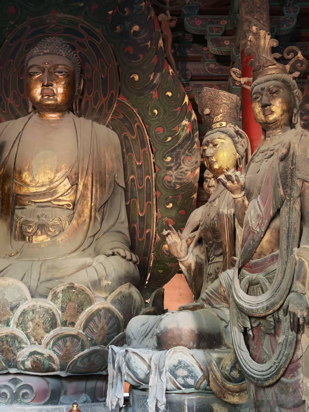 第三组还是佛像对比照。刚看到江哥拍的，我差点笑出来，脸局部曝光严重，像哭肿了一样