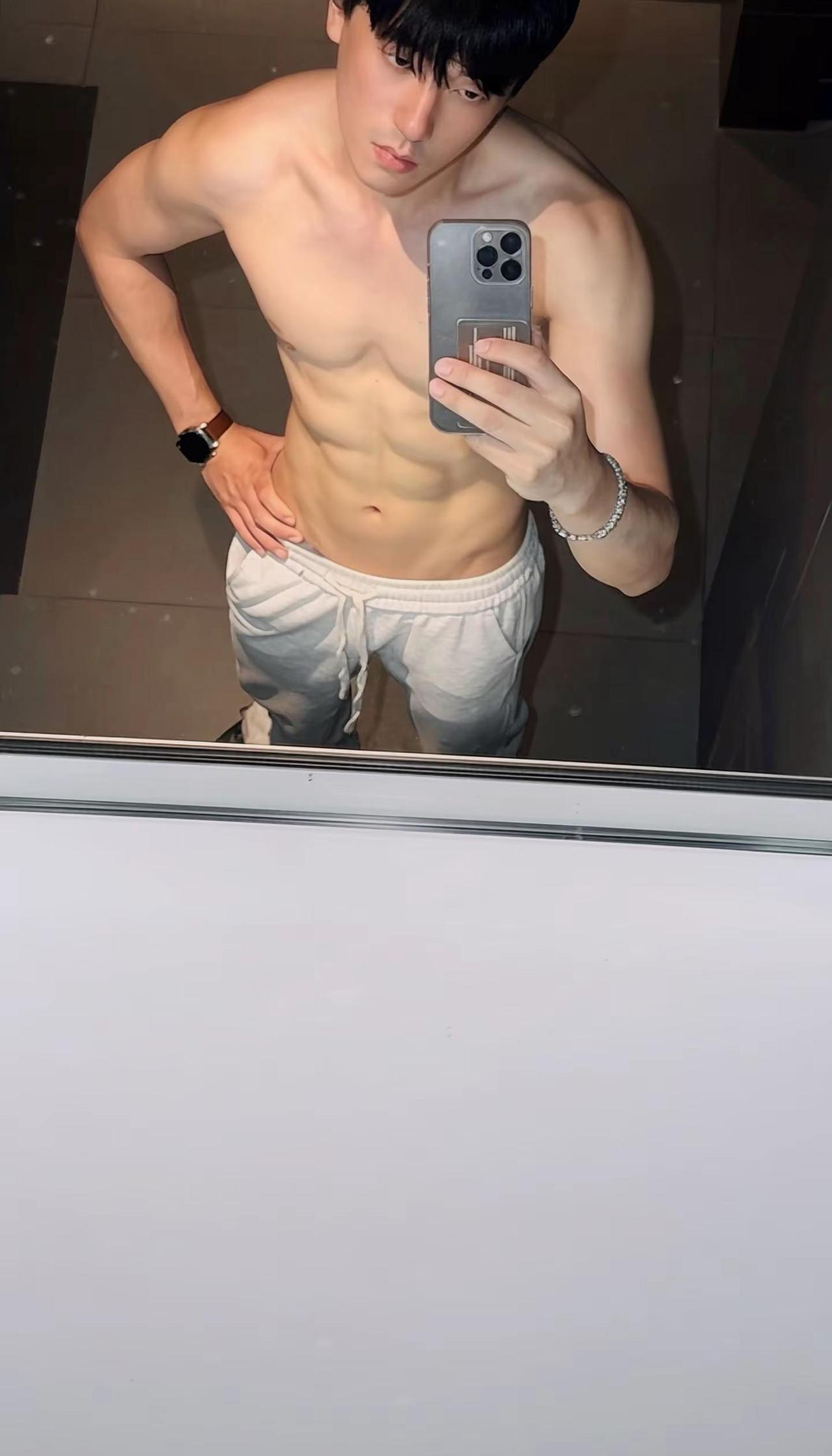 今晚约一杯 就想喝个酒 交出你的健身作业  原相机细狗 健身ootd 薄肌视觉艺