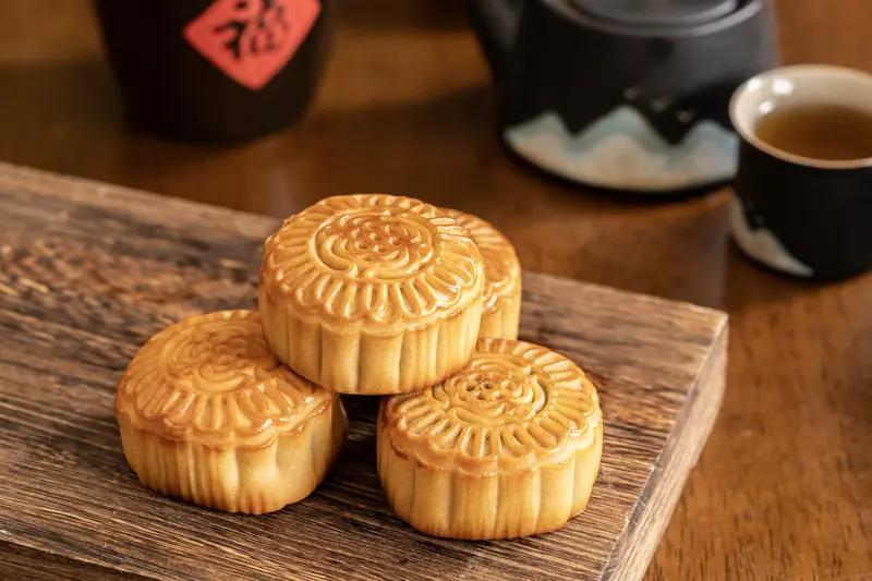 月饼，作为中秋佳节的传统美食，不会被时代淘汰，还将作为一种传统文化符号永久传承下
