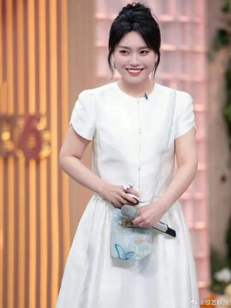 辛云来让李雪琴摸腹肌  你好星期六 情景演绎没有半点含蓄，辛云来直接按住对方手掌