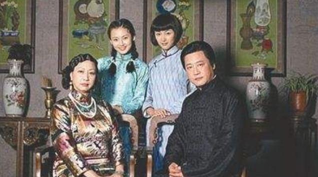 1904年，通房丫头李氏，站着侍奉丈夫与正妻长达33年，这日，她正在盛饭，谁知，