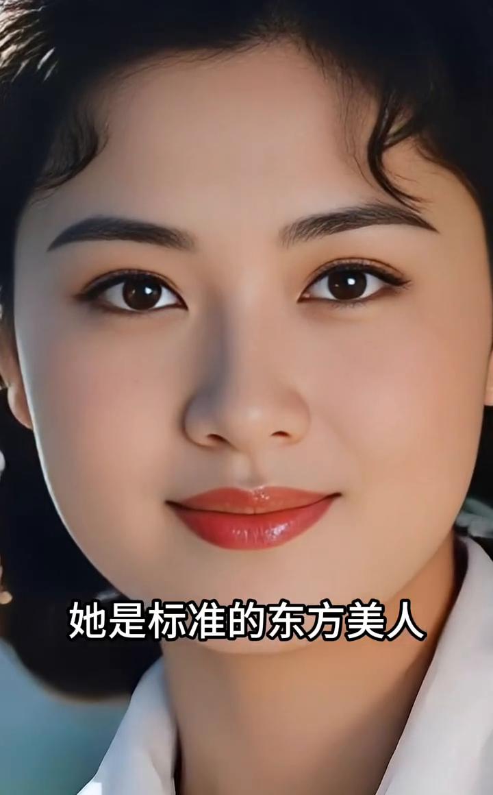 她是标准的东方美人，眉眼如画，无需朱粉雕饰，便似清水芙蓉，有一种动人心魄的清丽。